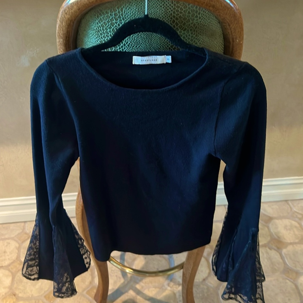 Avantlook gently worn top with lace sleeves